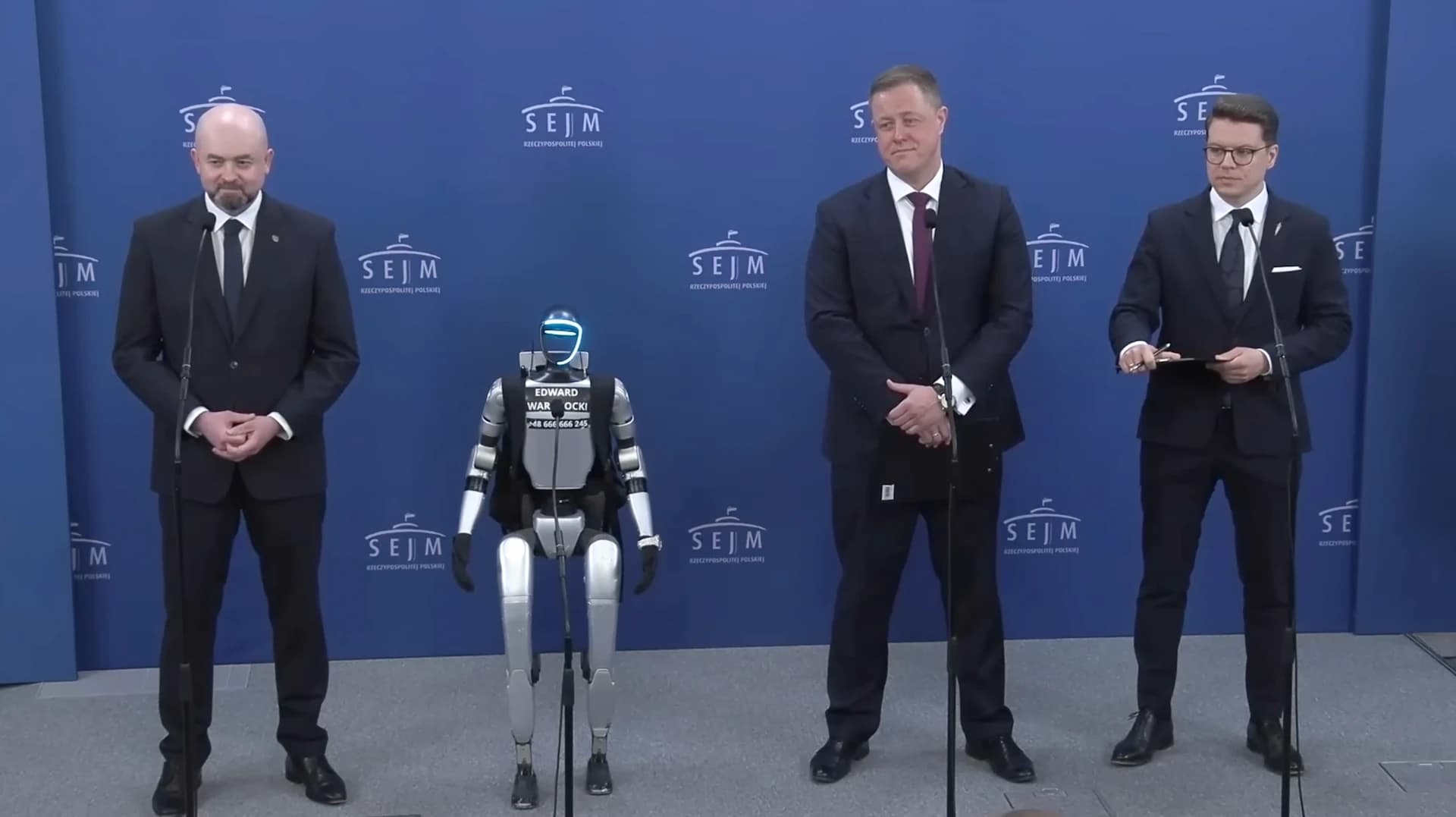 Miniatura artykułu Robot Edward Warchocki w Sejmie - pierwsze wystąpienie humanoida