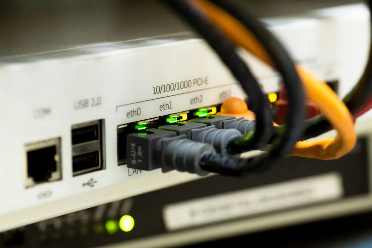 Miniatura artykułu Nowy rekord prędkości internetu światłowodowego – 402 Tbps w komercyjnej sieci!