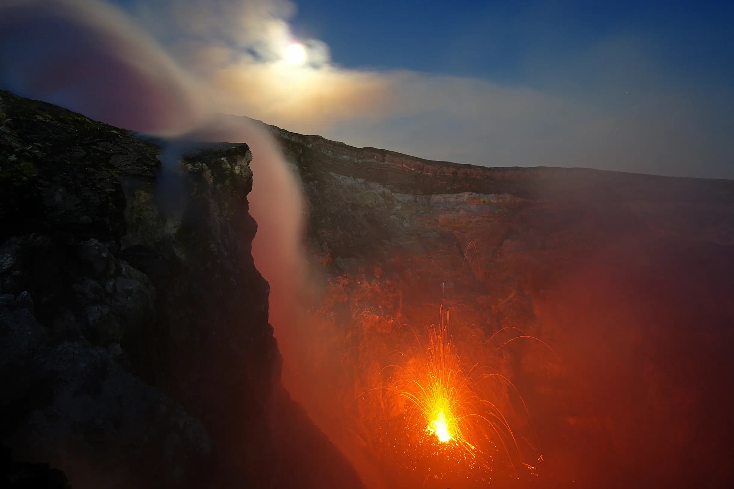 Miniatura artykułu Erupcja Etny sparaliżowała Sycylię. Turyści w panice, lotnisko zamknięte